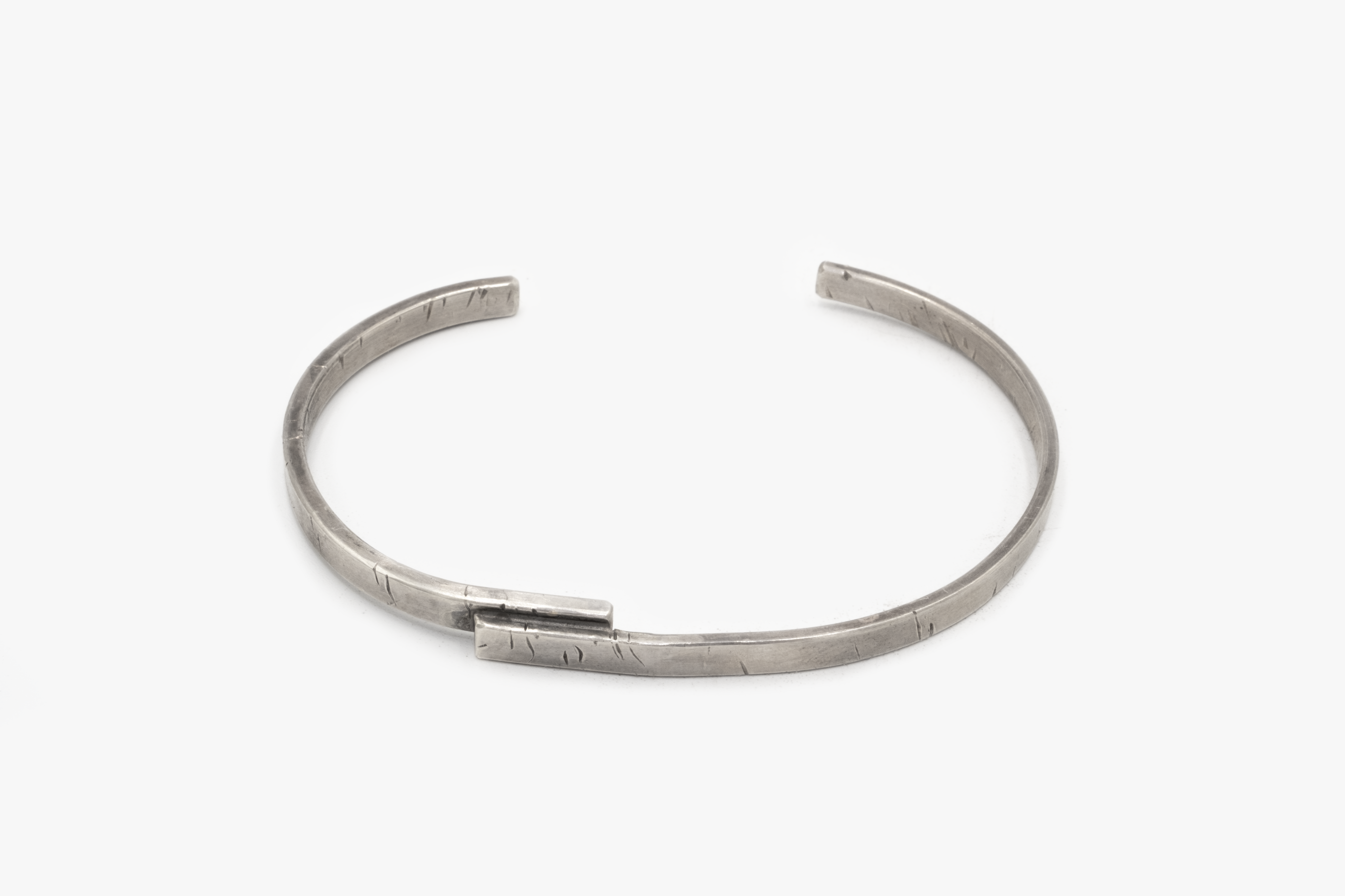 4MM OVERLAP CUFF W/ RUBY 628