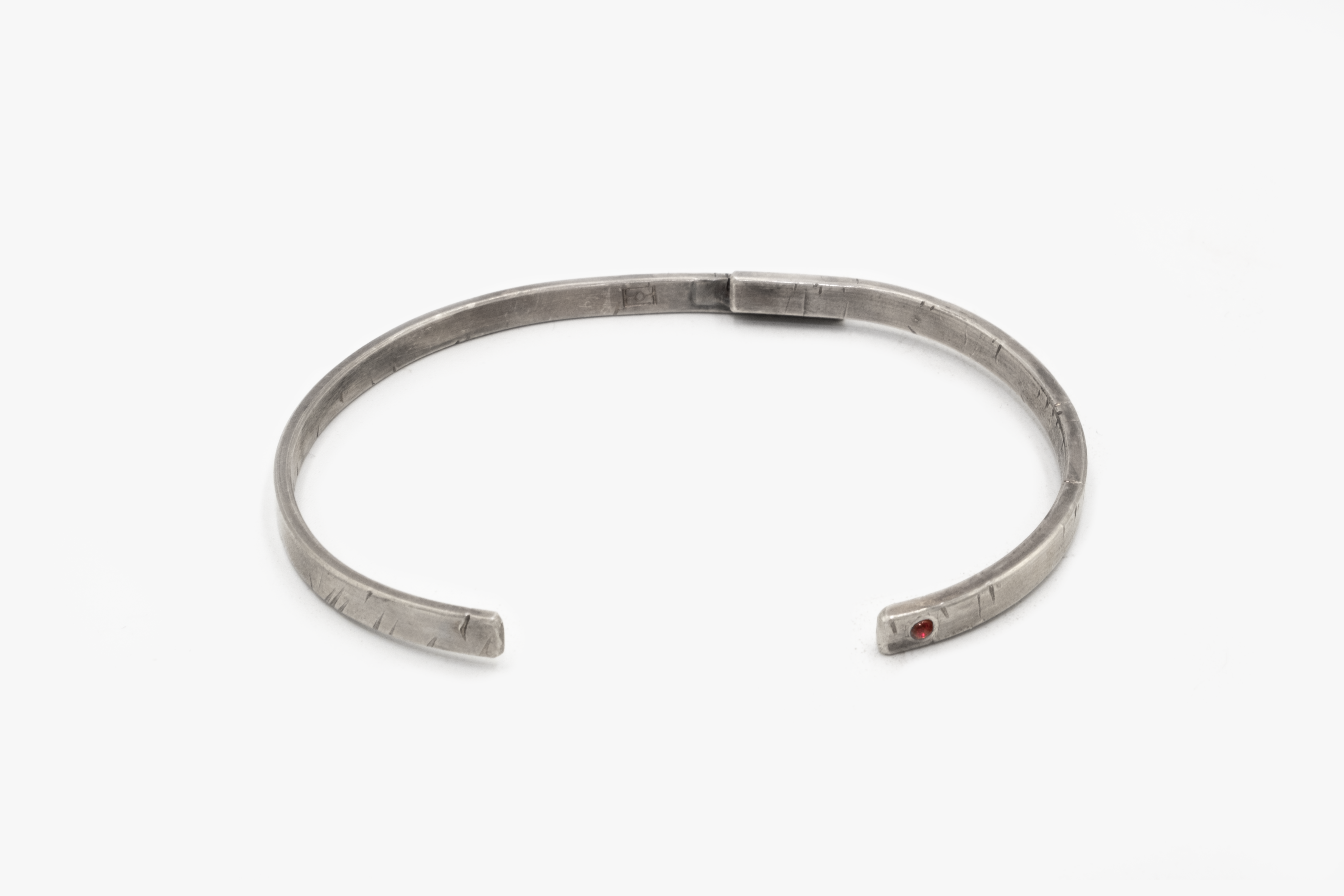 4MM OVERLAP CUFF W/ RUBY 628