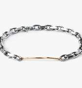 adjustable sterling diamond-cut cable chain is finished with an 18k gold 'bent' bar