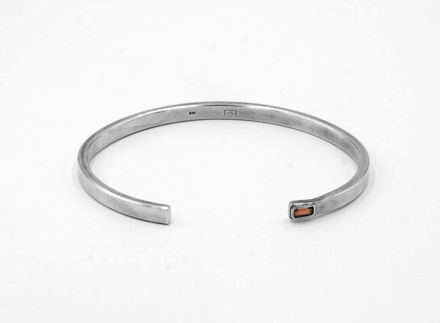 4.5MM CUFF W GARNET 606