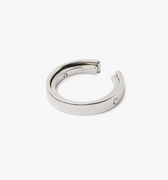 adjustable 4.7mm hinged ring features a hidden black diamond on the inner ring