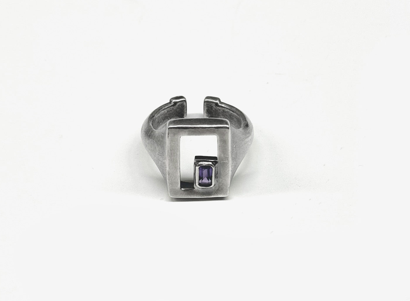 NEGATIVE SPACE OFFSET GEMSTONE SIGNET 121