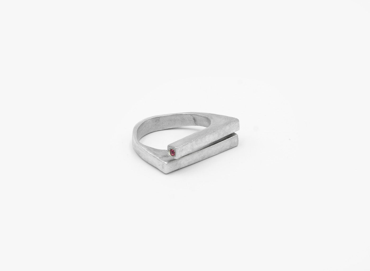 DOUBLE BAR RING / INSET RUBY 126