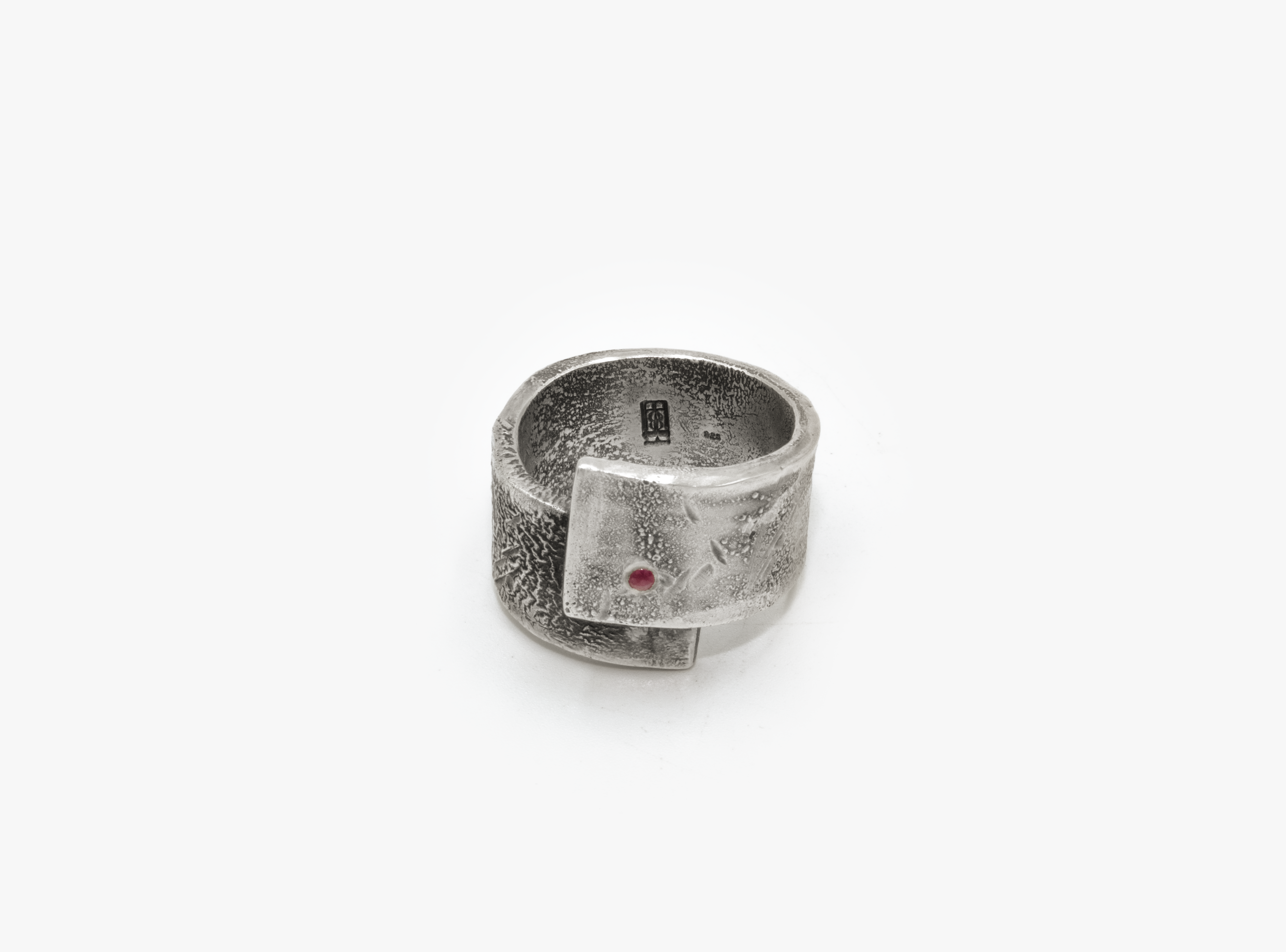 12.75MM DISTRESSED OVERLAY RING W/ RUBY 141